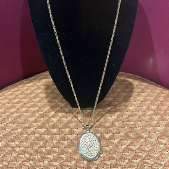 ORNATE GOLD TONE Oval Photo Locket NECKLACE - Picture 3 of 9